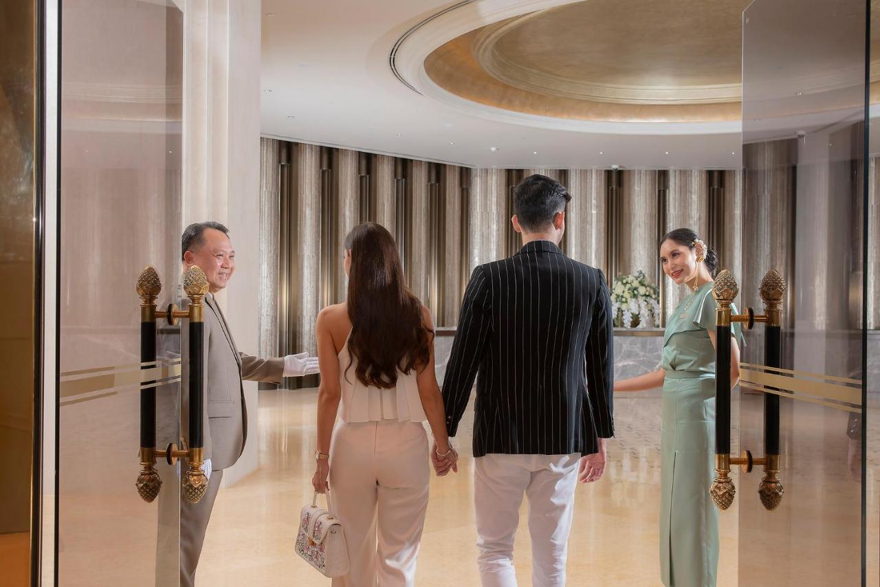 The Landmark Бангкок Екстер'єр фото Concierge service at a hotel