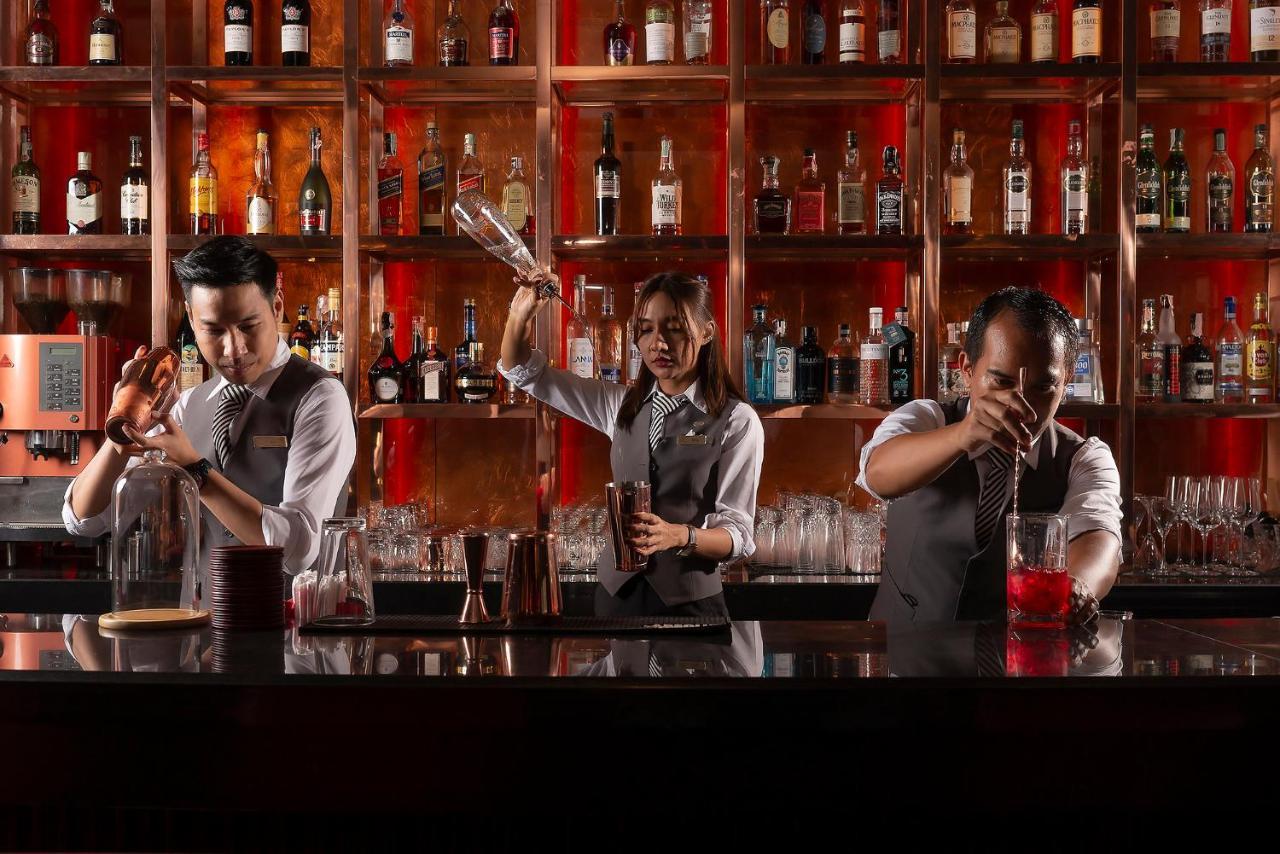 The Landmark Бангкок Екстер'єр фото Bartenders at work