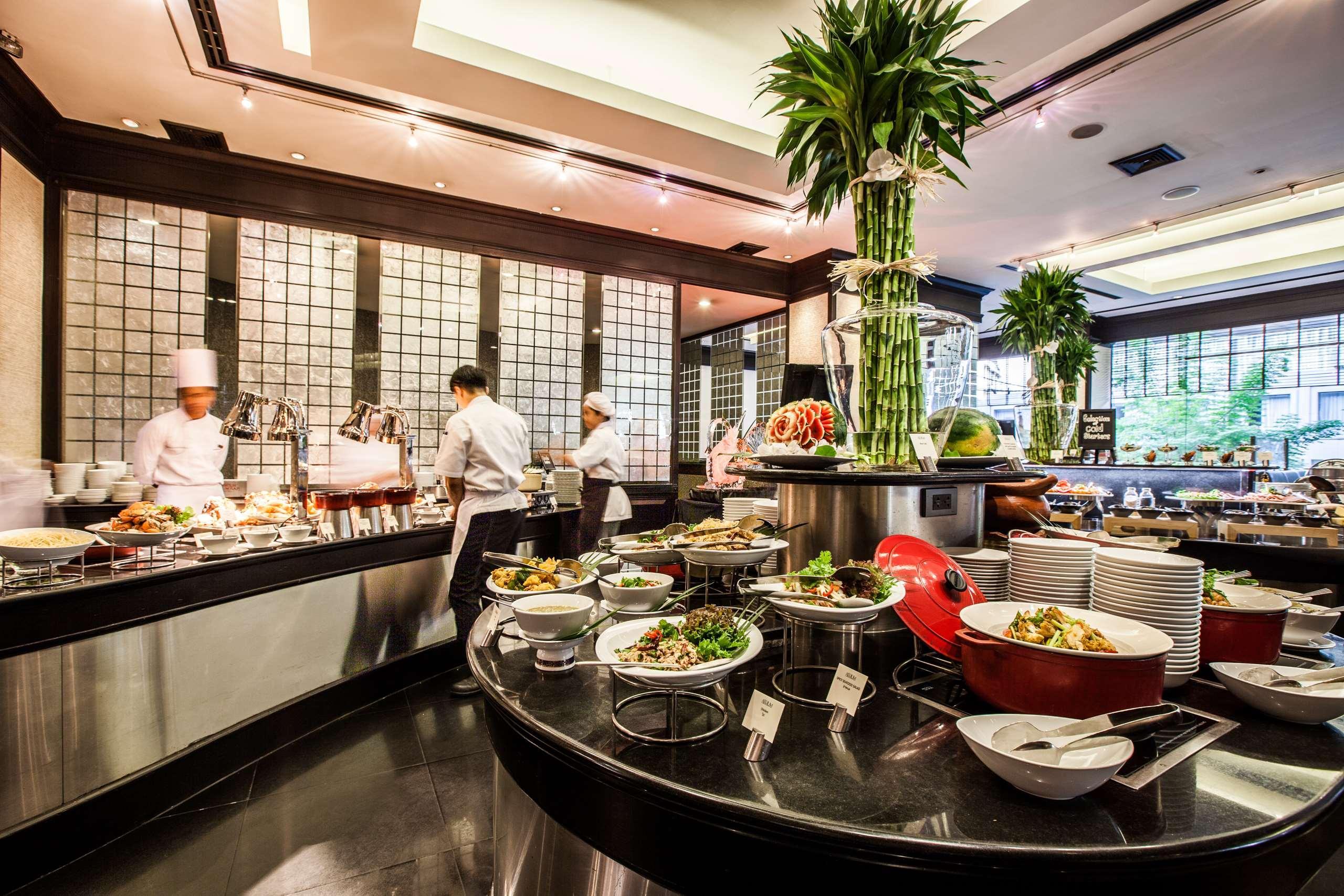 The Landmark Бангкок Екстер'єр фото The buffet at the hotel's restaurant, The Terrace