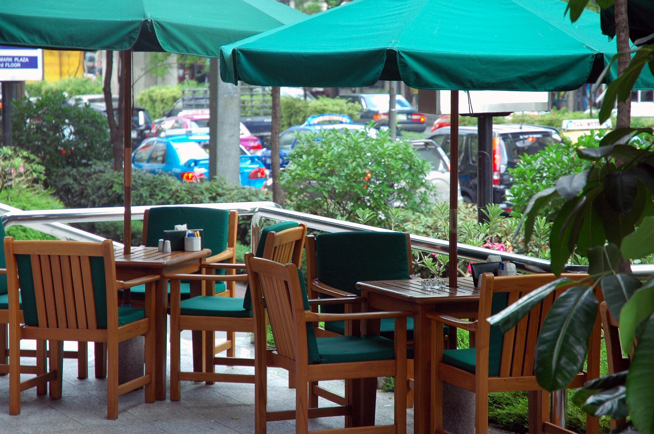 The Landmark Бангкок Екстер'єр фото Outdoor seating at a restaurant