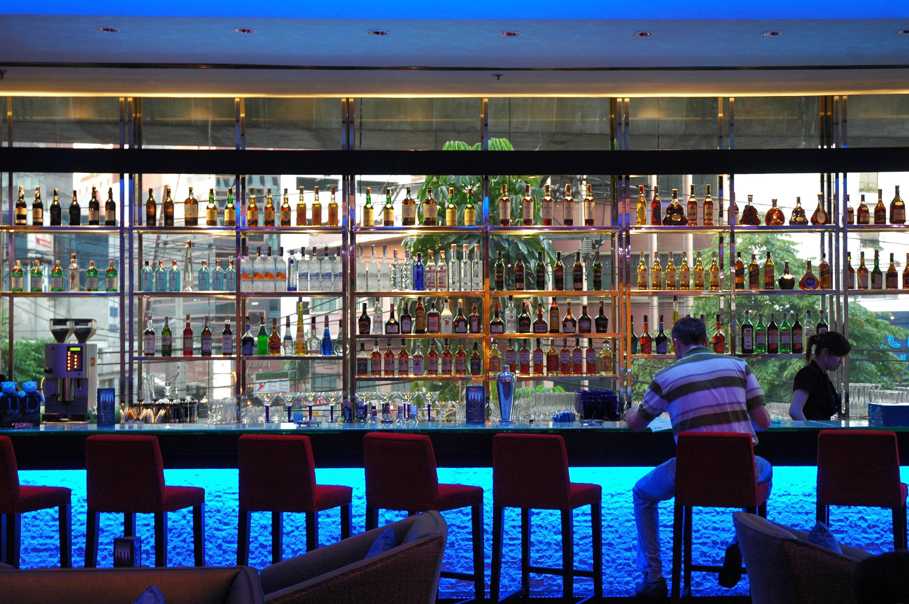 The Landmark Бангкок Екстер'єр фото A bar at the Conrad Hong Kong