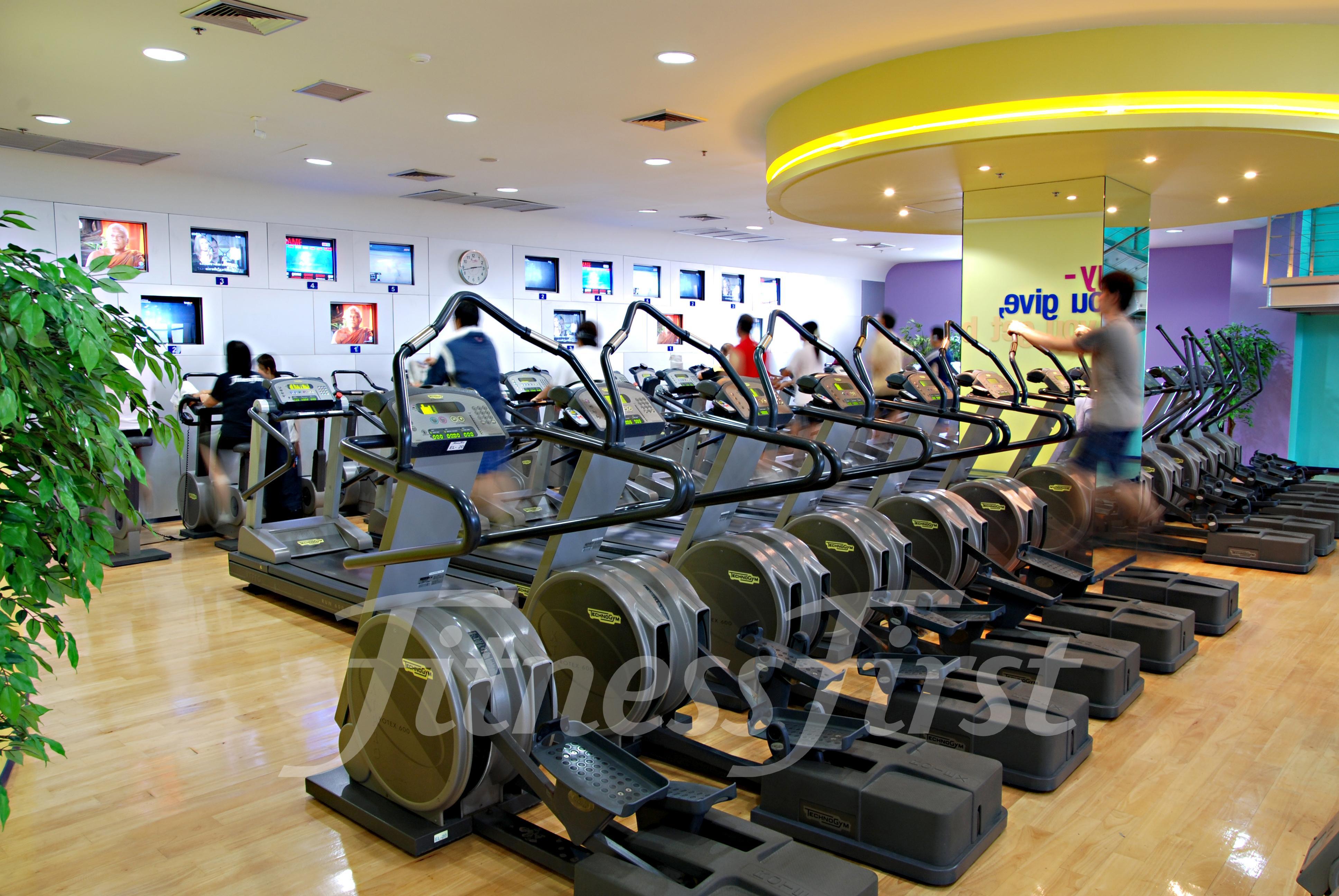 The Landmark Бангкок Екстер'єр фото A row of elliptical cross trainers
