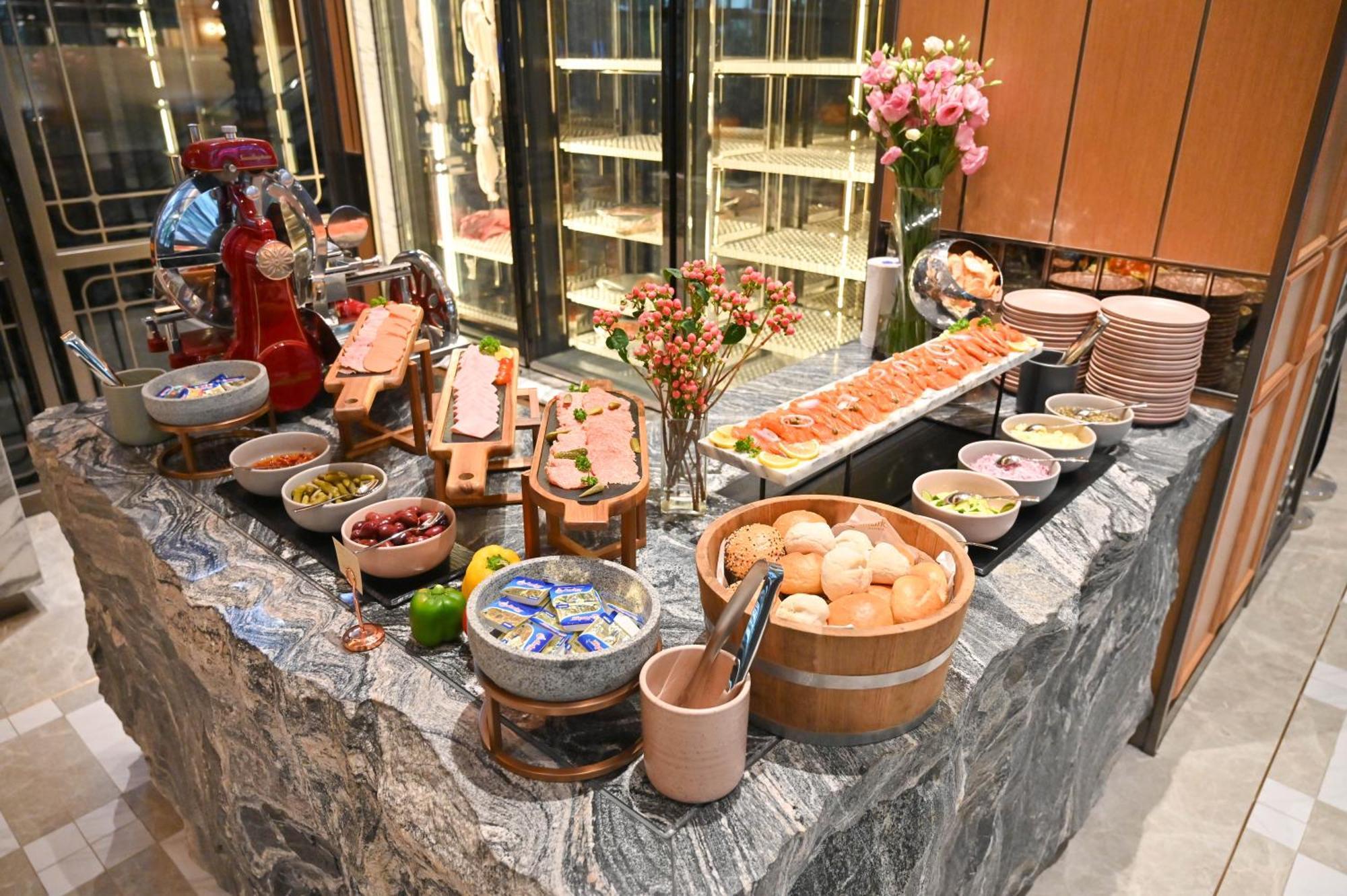 The Landmark Бангкок Екстер'єр фото A buffet at a hotel